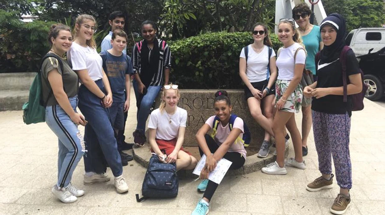 Giovani di varie nazionalità, conosciutisi grazie a un’occasione di scambi internazionali, posano insieme sorridendo al fotografo all’ingresso di un parco