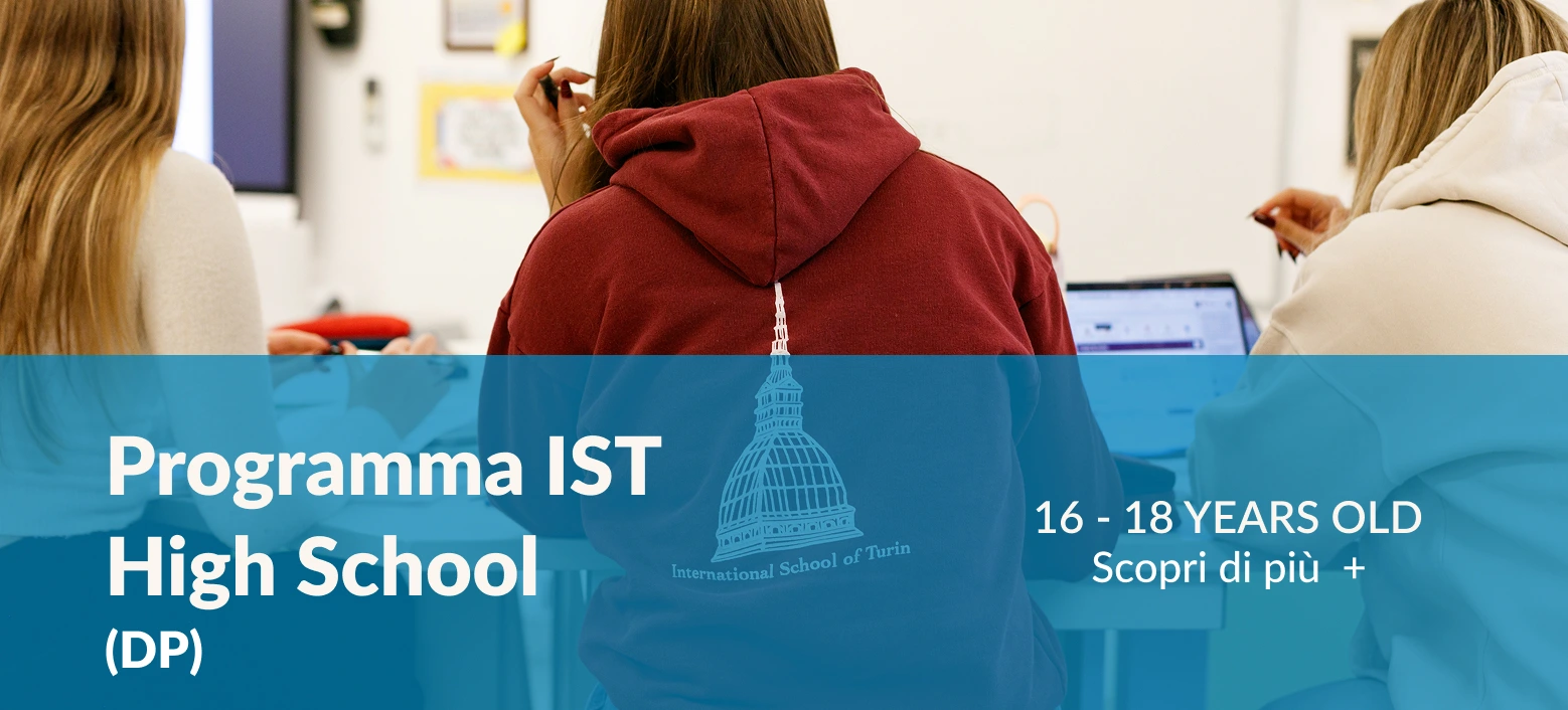Tre ragazze intente a lavorare su computer portatili accesi. Nella porzione inferiore si trova una striscia celeste con la scritta “Programma IST High School (MYP)” con l’accesso alla pagina corrispondente