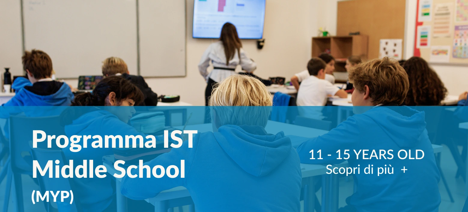 Immagine di alunni seduti a banchi multipli in una classe dell’IST. La porzione bassa reca una fascia azzurra con la scritta “Programma IST Middle School (MYP)” con link alla sezione corrispondente