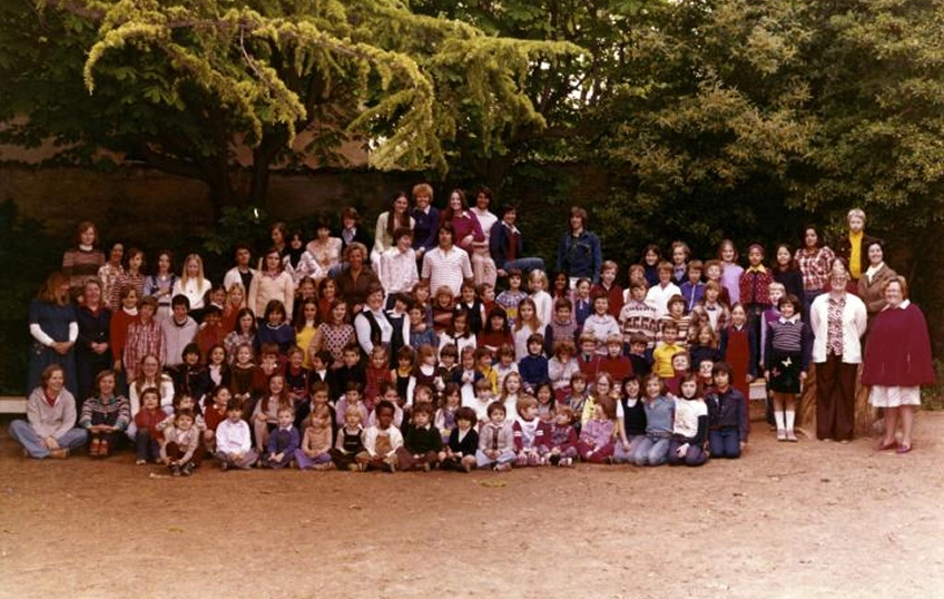 Foto di gruppo a colori (1974) con un centinaio di studenti dell’IST, scuola internazionale torino, e i loro insegnanti nel giardino della villa Mogna