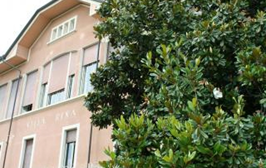 Particolare della facciata con intonaco rosa e finestre con avvolgibili di Villa Roddolo, sede dell'IST, scuola internazionale torino dal 1985
