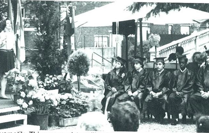 Gruppo si studenti con tocco e toga neri, in procinto di acquisire il diploma ib dell’IST, scuola internazionale torino, foto in bianco e nero del 1992