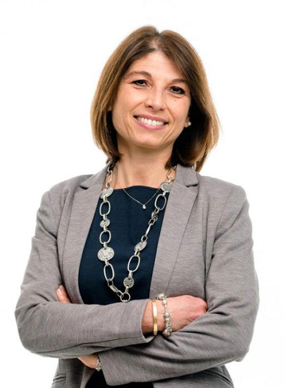 La Preside dell’IST, Lara Pazzi, dai capelli castani lisci lunghezza spalle, con una giacca grigia, una maglia blu scuro e una collana argentata a grandi maglie alternate a monete