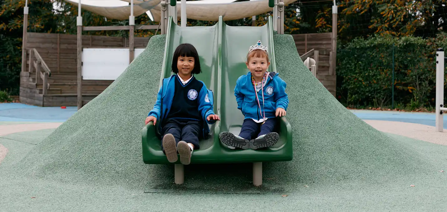 Due bambine, una bruna dai lineamenti asiatici, l’altra con i capelli rossi, sono sedute alla base di uno scivolo nell’area giochi dell’IST, leader tra le scuole materne private a torino