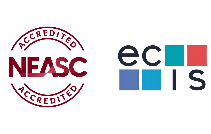Loghi di NEASC "New England Association of Schools and Colleges "e di ecis "the Educational Collaborative for International Schools"